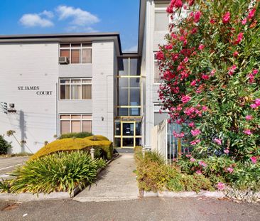 Charming Two-Bedroom Apartment in Prime Essendon Location - Photo 1