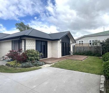 Stylish Living in Central Blenheim - Photo 2