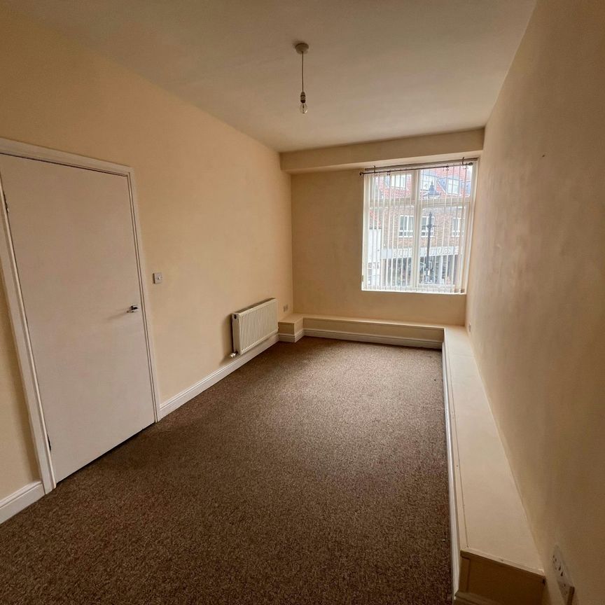Flat to rent on - Photo 1