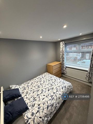 1 bedroom in a house share to rent - Photo 3