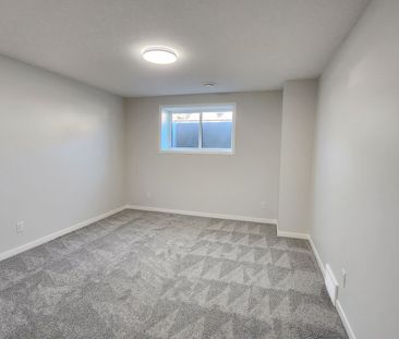 204 Lucas Way Northwest, Calgary - Photo 6