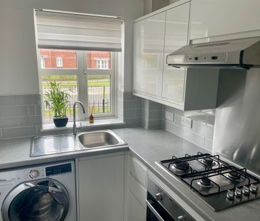 2 bedroom mid terrace to let - Photo 4