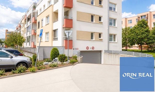 Na prenájom útulný 2 izbový byt s parkovacím státím PK 750,- Eur - Fotografia 1