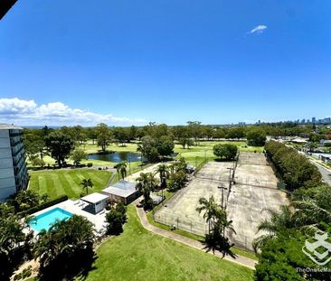 2-Bedroom Apartment with Breathtaking Gold Coast Skyline Views - Photo 5