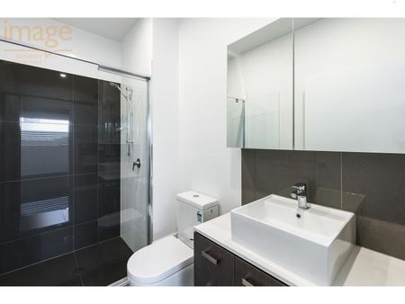 Gorgeous Unit in Prime Location of Ascot! - Photo 3