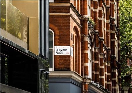 A unique short let experience Reflecting 60’s and 70’s playful avant-garde across art, music and fashion - Photo 4