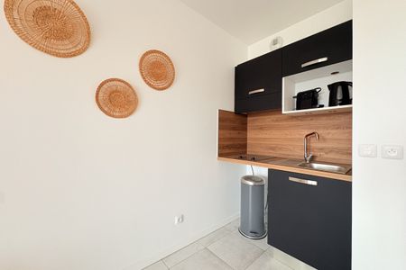 STUDIO MEUBLÉ AVEC BALCON ET PARKING - Photo 4