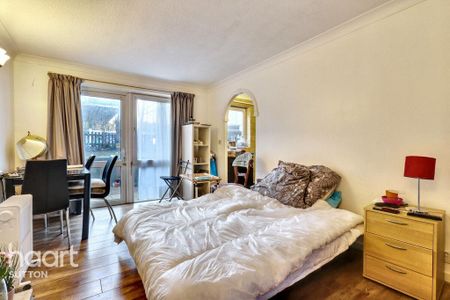 1 bedroom retirement property to rent - Photo 2