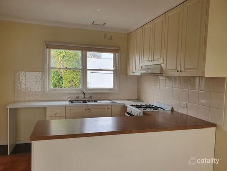 Charming Family Home in Dandenong North - Photo 5