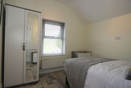 1 bedroom in a house share to rent - Photo 3