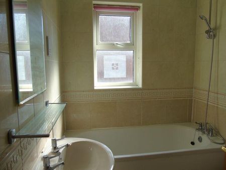 2 bedroom semi-detached house to rent - Photo 2