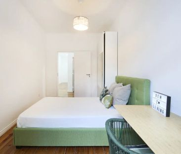 Room in a shared 13-bedroom apartment for rent in Lisbon. - Foto 3