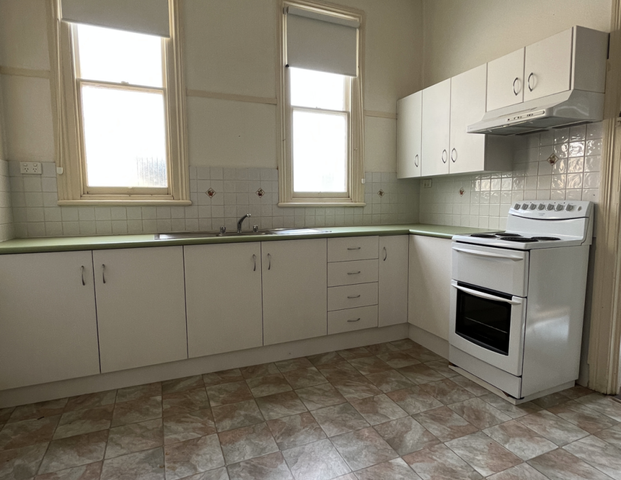 Centrally Located Two Bedroom Flat - Photo 1