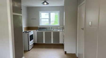 Four bedroom home available now! - Photo 2