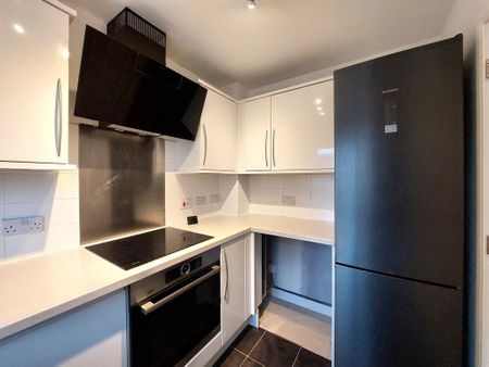 2 bedroom semi-detached house to rent - Photo 2