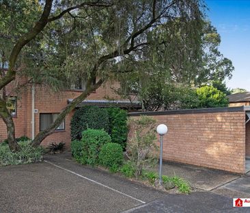 Spacious & Fantastic Townhouse With North Facing Courtyard in Prime... - Photo 6