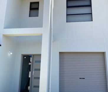 Modern 3 Bedroom Townhouse - Photo 4