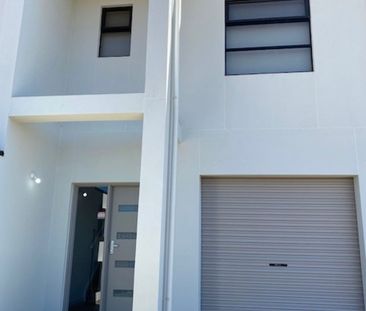 Modern 3 Bedroom Townhouse - Photo 6