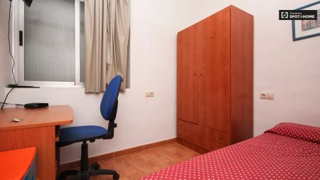 Single Bed in 11 Rooms for rent in spacious apartment with balcony in central Granada - Photo 3