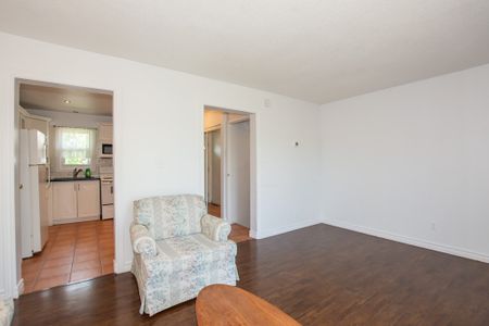 **CHARMING** 3 Bedroom Townhouse in St. Catharines!! - Photo 4