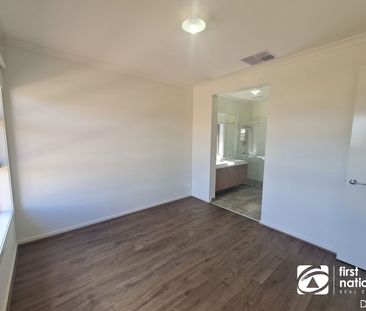 Open Plan Living - Photo 3