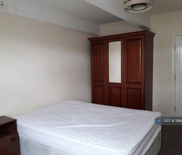 4 bedroom flat to rent - Photo 4