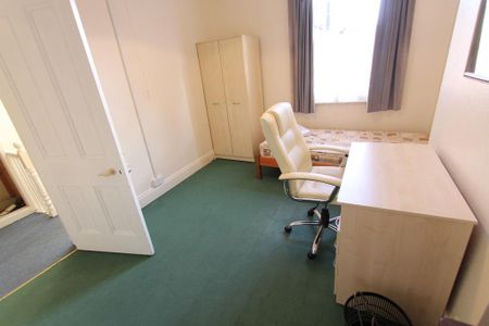 5 bedroom flat to rent - Photo 3