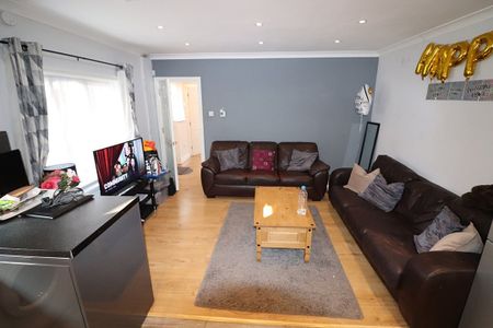 5 Bed Semi-Detached House, Sirdar Road, SO17 - Photo 3