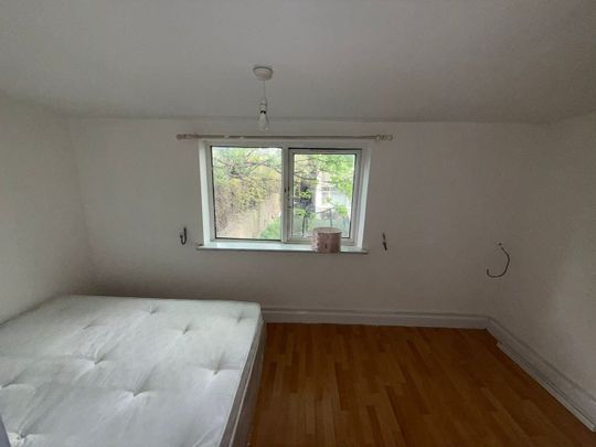 Studio Flat, Barnabas Road, E9 - Photo 1