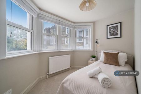 3 bedroom flat to rent - Photo 2