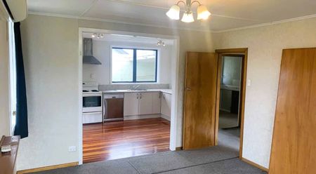 Warm, Welcoming & Walkable – Renovated Family Home Near Town - Photo 4