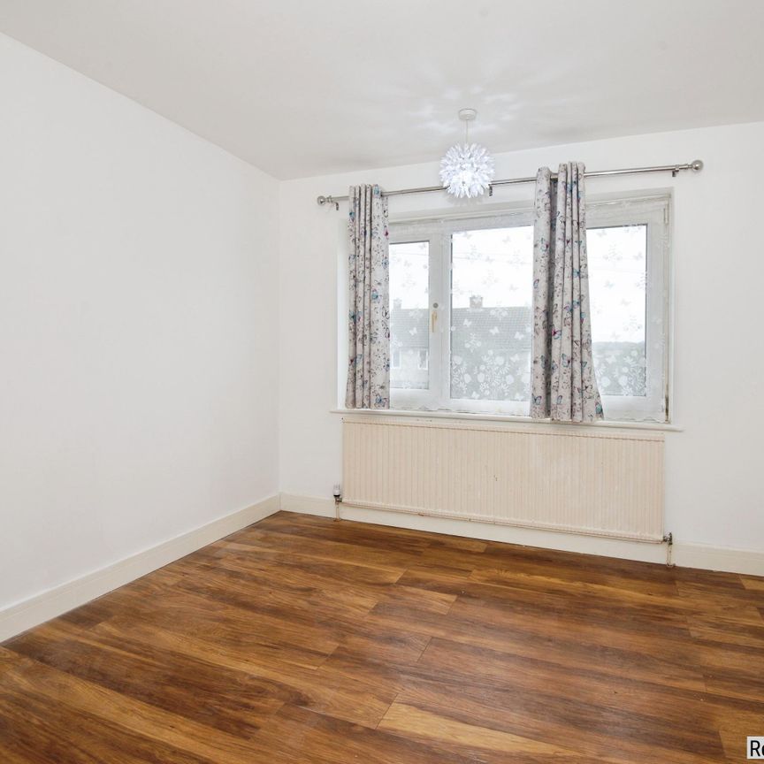 3 bed Semi-detached in 89 Hughenden Avenue , High Wycombe, HP13 5SL - Photo 1