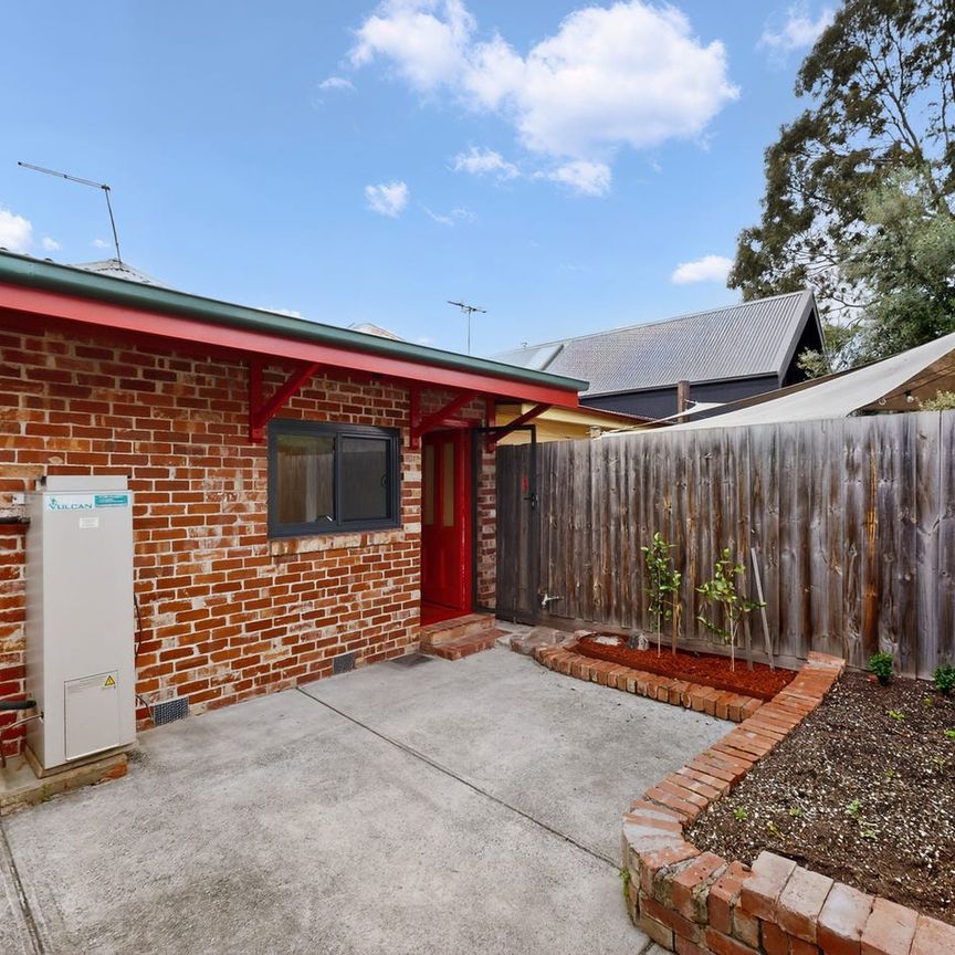 Ideally located 3 bedroom home - Photo 1