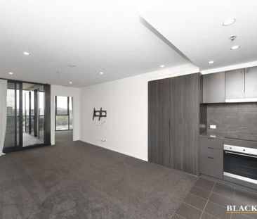 One Bedroom Apartment With Study - Photo 1