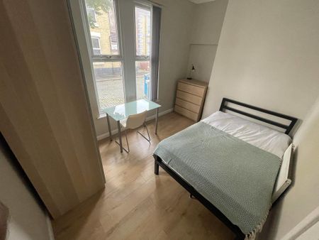 4 bedroom end of terrace house to rent - Photo 5