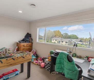 Spacious family home with a pool! - Photo 1