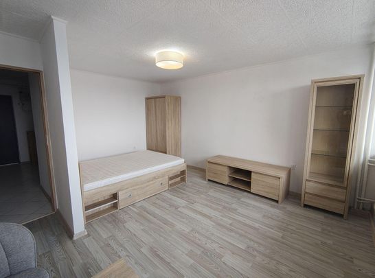 Przestronna kawalerka z dużym balkonem - Zdjęcie 1