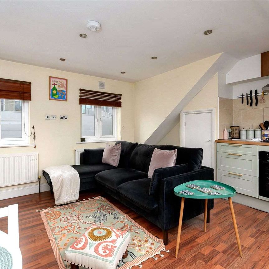 Charming split level, two-bedroom flat close to Clapham High Street. Offering a well-thought-out layout that maximizes space and natural light. - Photo 1
