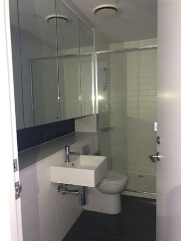 Located on Level 9, this stunning apartment is sure to impress! - Photo 5