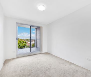 Spacious 2-Bed Apartment in Prime Location Near Parramatta River - Photo 1