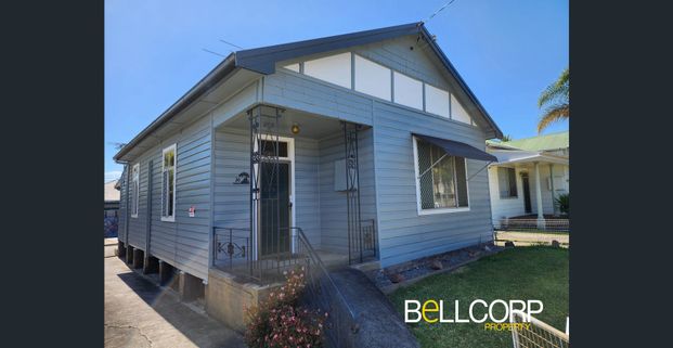 Freshly updated one bedroom home in central Mayfield location! Open Home Friday 19 December @ 6pm - Photo 1