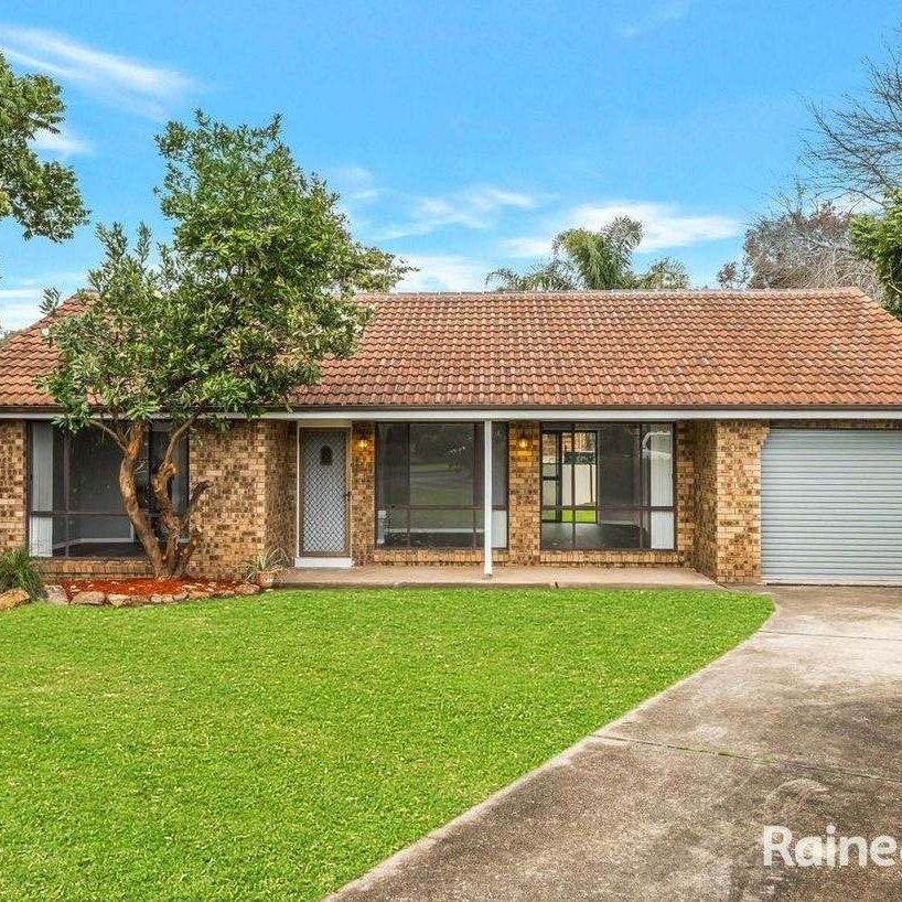 Beautifully Renovated Three Bedroom Family Home in Leumeah for Lease! - Photo 2