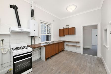 RECENTLY UPDATED SPACIOUS THREE BEDROOM IN THE HEART OF POTTS POINT - Photo 3