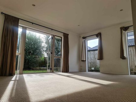 Lovely 4Bedroom 2.5bathroom 2Story House by Botany - Photo 5