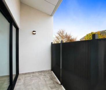 Modern townhouse in one of Melbourne's premier suburban locales! - Photo 5