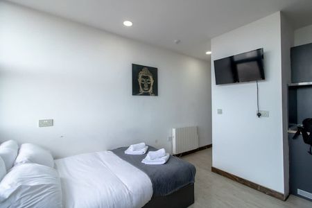 Borough Road - Photo 5