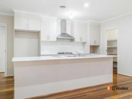 Spacious 4 Bedroom Home - Photo 5