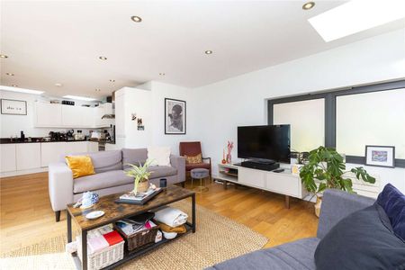 A two double bedroom modern house set within a private gated mews development just moments from Newington Green. - Photo 5