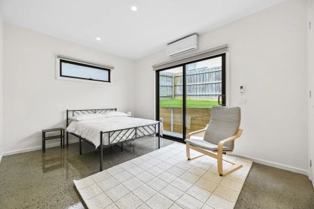 Brand new fully furnished rooms with private courtyards – All bills included! - Photo 2