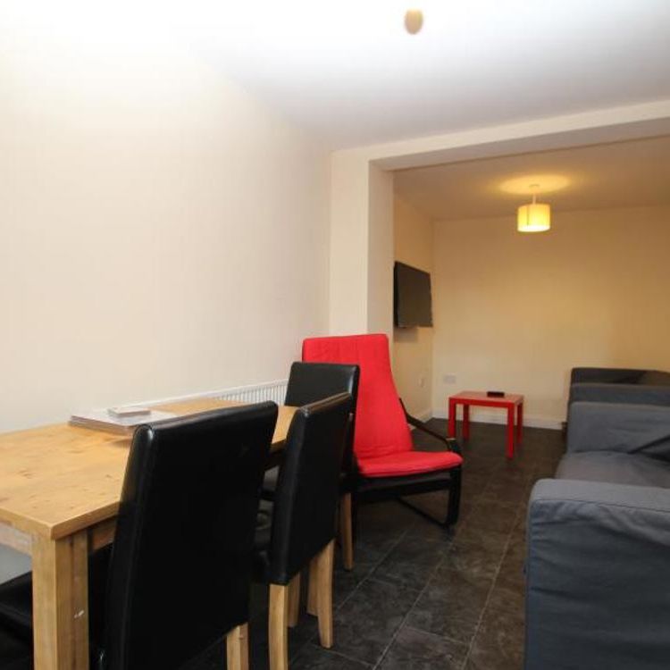 *** STUDENT HOUSE *** A large SIX bedroom student house available furnished with bills included from June 2025 - Photo 1